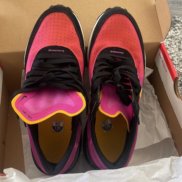 Like new Nike Waffle Trainer - Picture 3 of 4